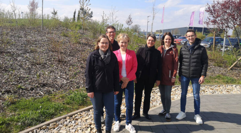 Lena Mohr, „Mittelstand-Digital Zentrum Ruhr-OWL“, Stephan Langejürgen, Interkommunale Wirtschaftsförderungsgesellschaft mbH im Kreis Herford, Michaela Hanke, Kreiswirtschaftsförderung Lippe, Tatjana Disse, Gesellschaft für Wirtschaftsförderung im Kreis Höxter mbH, Catharina Behl, Kreis Minden-Lübbecke Amt für Strukturentwicklung und Arne Neumann, WEGE Wirtschaftsentwicklungsgesellschaft Bielefeld mbH, freuen sich über die neue Kooperation und zukünftige Veranstaltungen. Foto: Kreis Lippe.