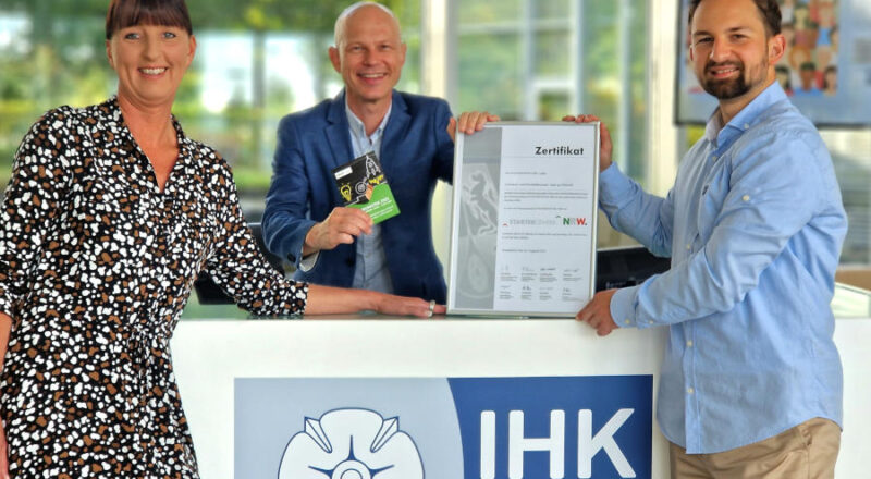 Stolz auf die Zertifikatsverlängerung: Elke Stinski, Frank Lumma (Mitte) und Timm Lönneker sind die Ansprechpersonen im Startercenter NRW bei der IHK Lippe. Foto: IHK Lippe