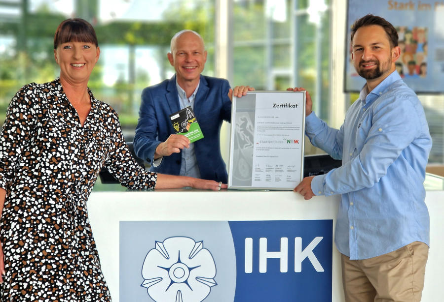 Stolz auf die Zertifikatsverlängerung: Elke Stinski, Frank Lumma (Mitte) und Timm Lönneker sind die Ansprechpersonen im Startercenter NRW bei der IHK Lippe. Foto: IHK Lippe