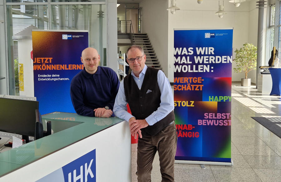 Starke Zahlen für starke Ausbildung in der lippischen Wirtschaft: IHK-Geschäftsführer Michael Wennemann und Tobias Haak, Projektleitung „Passgenaue Besetzung“, freuen sich über gute Ausbildungszahlen in lippischen Unternehmen. Foto: IHK Lippe