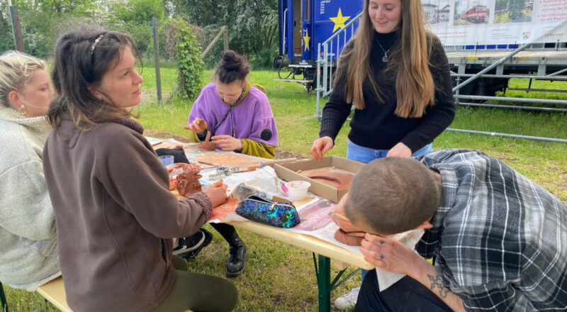 Künstlerin Jessica Matthies bei einem ihrer Töpferworkshops am Kulturstellwerk Nordlippe. Foto: Martha Johannsmeier