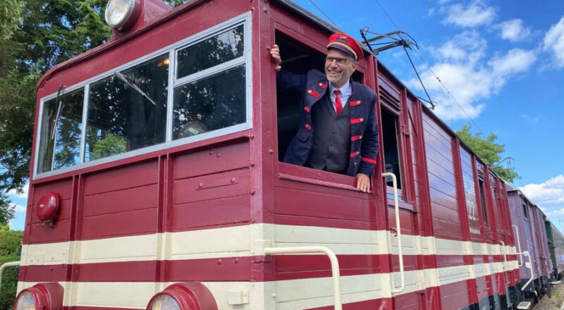 Aktionskünstler Sauresani verzaubert beim Teddybärexpress mit Gags und Tricks im Zug und erzählt die Geschichte „Dr. Brumm feiert Geburtstag“ am Bahnhof in Alverdissen. Foto: Martha Johannsmeier