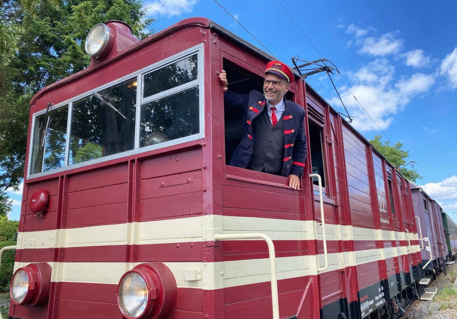 Aktionskünstler Sauresani verzaubert beim Teddybärexpress mit Gags und Tricks im Zug und erzählt die Geschichte „Dr. Brumm feiert Geburtstag“ am Bahnhof in Alverdissen. Foto: Martha Johannsmeier