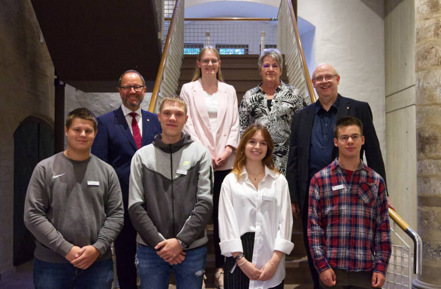 Die Zukunft von Morgen gestalten: Lukas Klundt, Timon Brinckmann, Lily-Antonie Rehme, Ole Busch (vorne v.l.) mit Jörg Düning-Gast (Verbandsvorsteher), Carolina Sonnenberg (Ausbilderin), Kornelia Rose (Ausbilderin) und Andreas Tewes (Fachbereichsleitung Personal) (v.l.). Natascha Derksen fehlt auf dem Bild. Foto: Landesverband Lippe