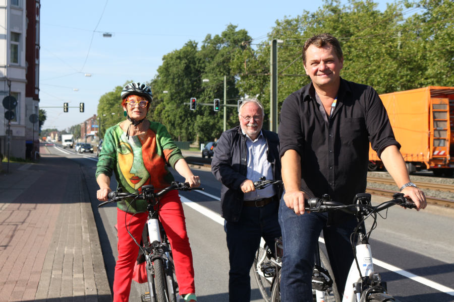 Hannelore Pfaff, Dirk Vahrson und Martin Adamski testen die neue Bikelane. Foto: Stadt Bielefeld