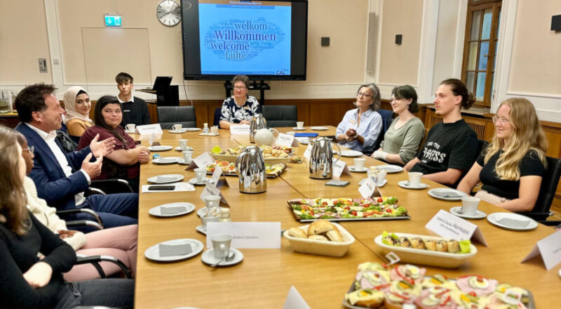 Der Detmolder Bürgermeister Frank Hilker begrüßt die neuen Auszubuldenden. Foto: CALe.V.