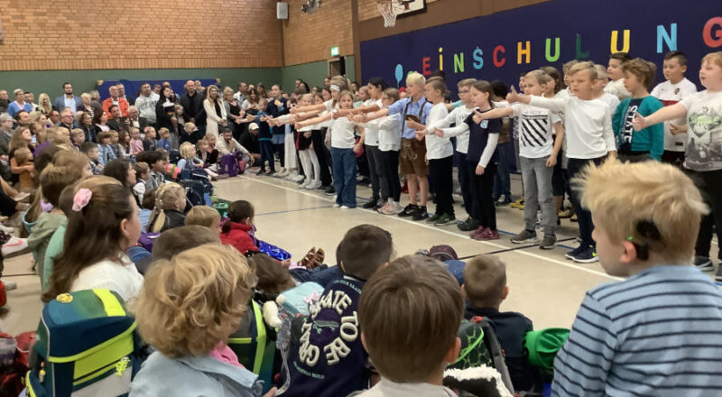 Die neuen Kinder wurden an der Grundschule Asemissen in der Turnhalle von den Schulkindern begrüßt. Foto: Privat