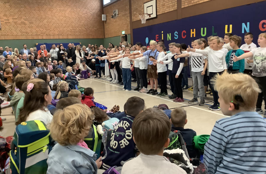 Die neuen Kinder wurden an der Grundschule Asemissen in der Turnhalle von den Schulkindern begrüßt. Foto: Privat