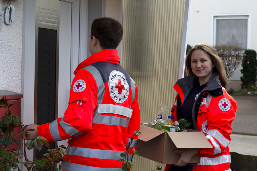 Ehrenamtliche des DRK versorgen Menschen, die nicht selbst einkaufen gehen können, mit Lebensmitteln. Foto: DRK Lippe