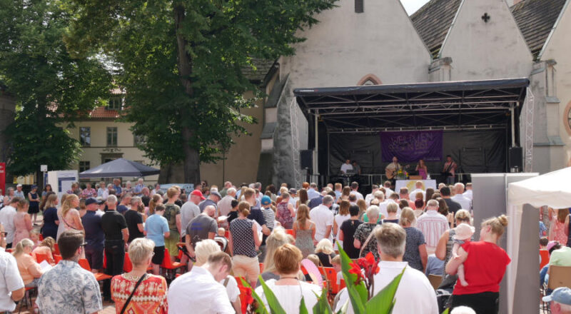 Fröhliches Tauffest: In Lage auf dem Marktplatz. Foto: Lippische Landeskirche