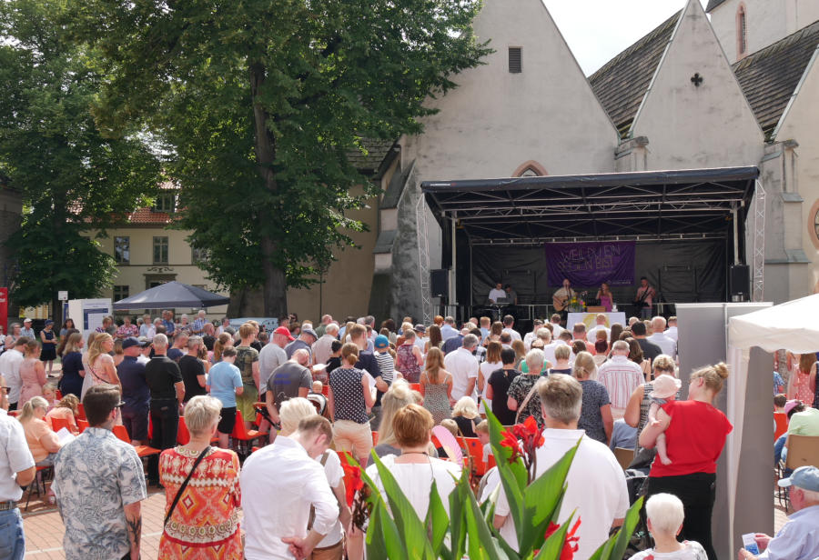 Fröhliches Tauffest: In Lage auf dem Marktplatz. Foto: Lippische Landeskirche