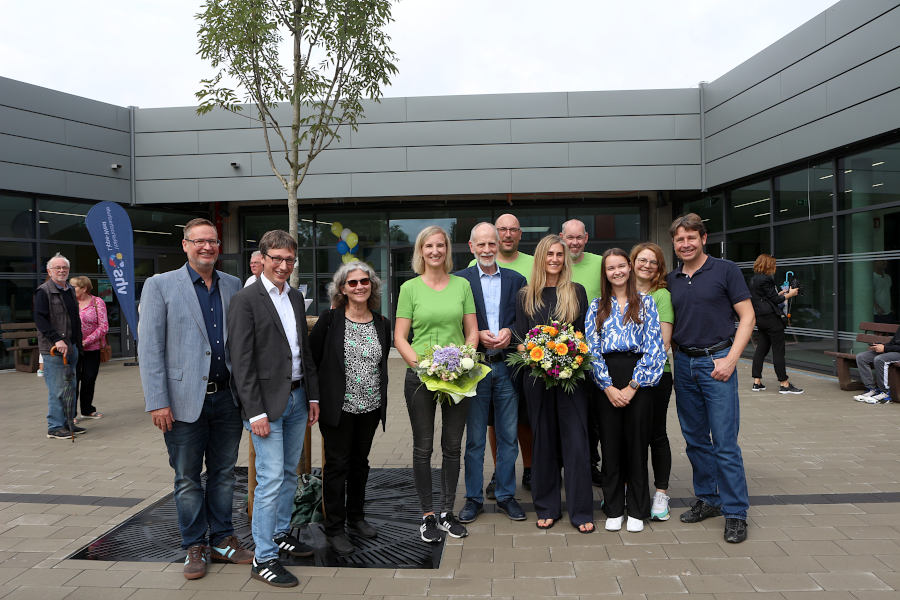 Gut gelaunt und zufrieden mit dem Ergebnis langer gemeinsamer Arbeit: XXX(Leiter des Architekturbüros XXX) Bürgermeister Martin Hoffmann, Kämmerin Karin Glöckner, Architektin der Gemeinde Peggy Balke, Schulleiter Manfred Kurtz, stellvertretende Schulleiterin XXXSlotta, Schülersprecherin Pauline Thörmer, Manuela Sommer und XXX(Leiter des Kulturausschusses im Gemeinderat (vorn von links) und zwei Gemeindemitarbeiter ( hinten). Foto: Edeltraud Dombert