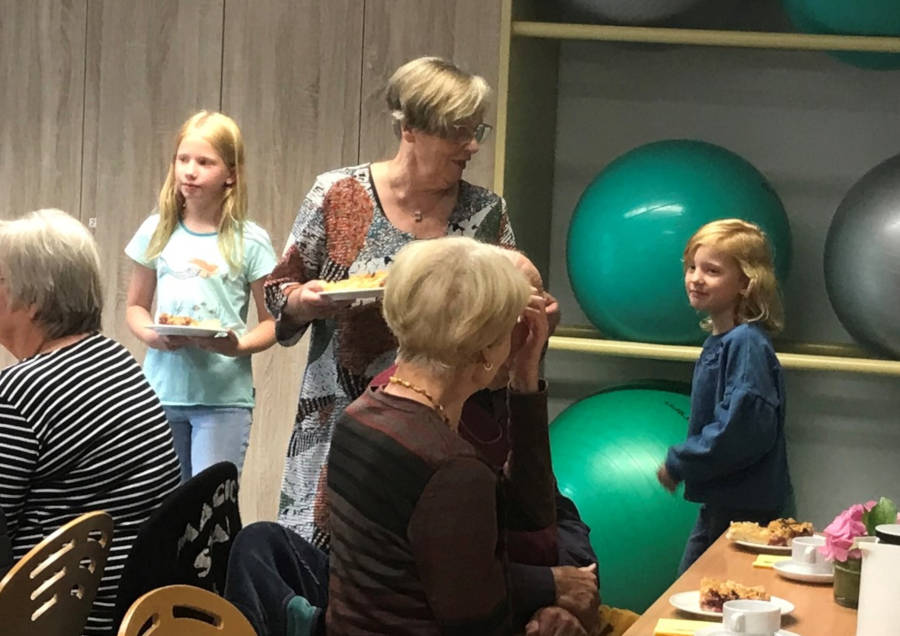 Irma und Nora unterstützen Ihre Oma Inge Hoffmann beim Eindecken der Tische und beim Service. Foto: Privat