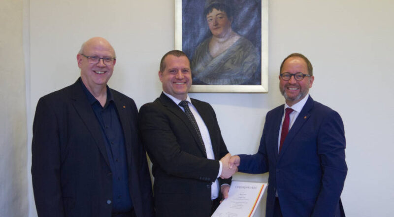 Marcos Canosa (M.) erhält seine Urkunde für das Dienstjubiläum von Verbandsvorsteher Jörg Düning-Gast (r.) und Andreas Tewes (Fachbereichsleiter Personal). Foto: Landesverband Lippe