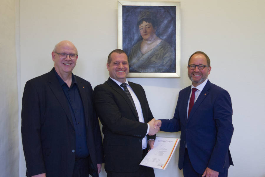 Marcos Canosa (M.) erhält seine Urkunde für das Dienstjubiläum von Verbandsvorsteher Jörg Düning-Gast (r.) und Andreas Tewes (Fachbereichsleiter Personal). Foto: Landesverband Lippe