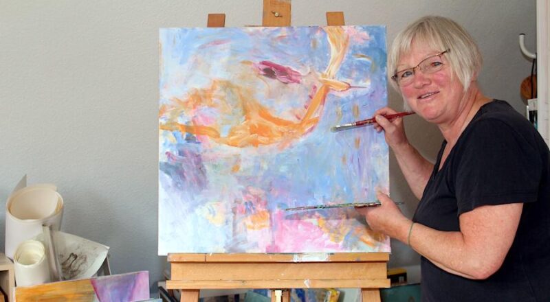 Margit Berghorn steht an ihrer Staffelei. Sie malt abstrakt. Foto: Christine Reuner