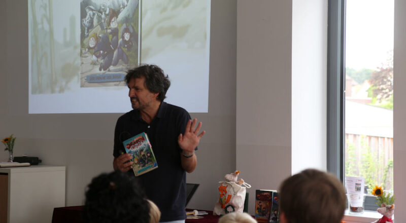 Der Kinderbuchautor Mischael Petrowitz liest aus seiner Buchreihe Dragon-Ninjas im B-vier zum Sommerfest der Gemeindebücherei. Foto: Edeltraud Dombert