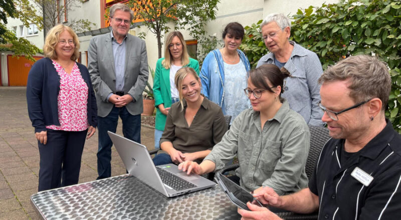 Informieren über Silver Surfing: (v. l., vorne) Stefanie Kuhlmann, Amanda Edler (beide AWO Freiwilligenakademie OWL), Heiko Höflich (Leitung Feierabendhaus), (v. l., hinten) Karin Heuer (AWO OWL, Geschäftsfeld Pflege & Quartier), Wolfgang Stadler (Vorstandsvorsitzender Elfriede-Eilers-Stiftung), Jessica Winkler (AWO OWL, Leitung Bürgerschaftliches Engagement), Anke Krietenstein (Leitung Tagespflege Feierabendhaus) und Elisabeth Möller-Hofemann (stellvertretende Vorstandsvorsitzende Elfriede-Eilers-Stiftung). Foto: AWO OWL