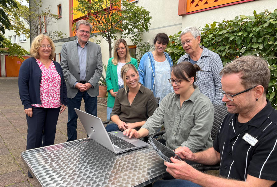 Informieren über Silver Surfing: (v. l., vorne) Stefanie Kuhlmann, Amanda Edler (beide AWO Freiwilligenakademie OWL), Heiko Höflich (Leitung Feierabendhaus), (v. l., hinten) Karin Heuer (AWO OWL, Geschäftsfeld Pflege & Quartier), Wolfgang Stadler (Vorstandsvorsitzender Elfriede-Eilers-Stiftung), Jessica Winkler (AWO OWL, Leitung Bürgerschaftliches Engagement), Anke Krietenstein (Leitung Tagespflege Feierabendhaus) und Elisabeth Möller-Hofemann (stellvertretende Vorstandsvorsitzende Elfriede-Eilers-Stiftung). Foto: AWO OWL