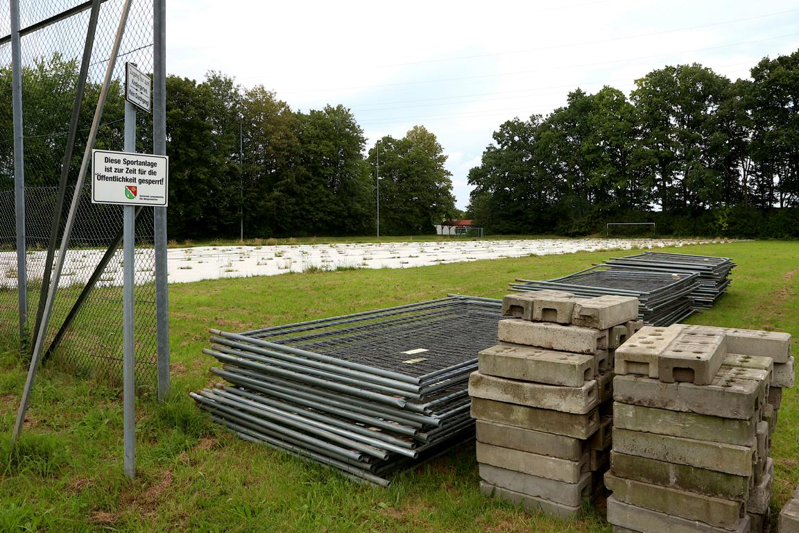 Die Sanierung des alten Grester Sportplatzes beginnt. Bauzäune liegen bereit. Foto: Thomas Dohna