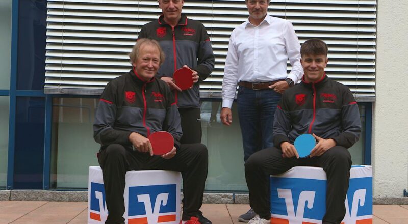 Uli Watermann, Bernd Wüstenbecker und Thibaud Arends (von links in Trainingskleidung) spielen in der ersten Tischtennismannschaft des TuS Bexterhagen. Sie waren beim Sponsor, der Volksbank Bad Salzuflen eG und deren Vertreter Christian Keller zu Gast. Foto: Thomas Dohna