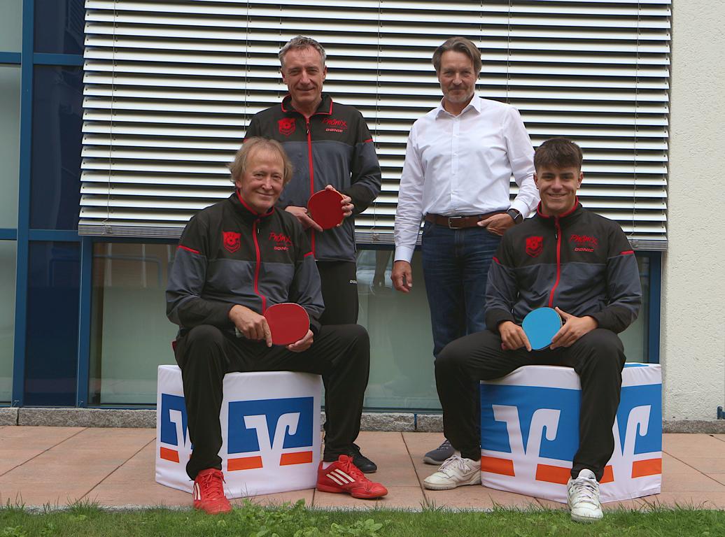 Uli Watermann, Bernd Wüstenbecker und Thibaud Arends (von links in Trainingskleidung) spielen in der ersten Tischtennismannschaft des TuS Bexterhagen. Sie waren beim Sponsor, der Volksbank Bad Salzuflen eG und deren Vertreter Christian Keller zu Gast. Foto: Thomas Dohna