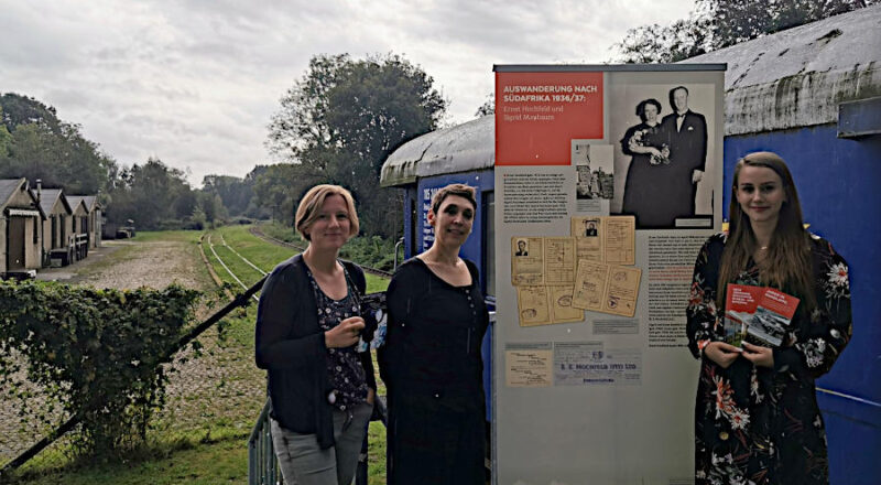 Christine Rüther, Indira Heidemann (Theaterlabor Bielefeld) und Martha Johannsmeier (Kulturstellwerk Nordlippe) freuen sich auf ein buntes Familienfest als Abschlussveranstaltung der KulturBeWegnungen in Farmbeck. Foto: Kulturstellwerk Nordlippe