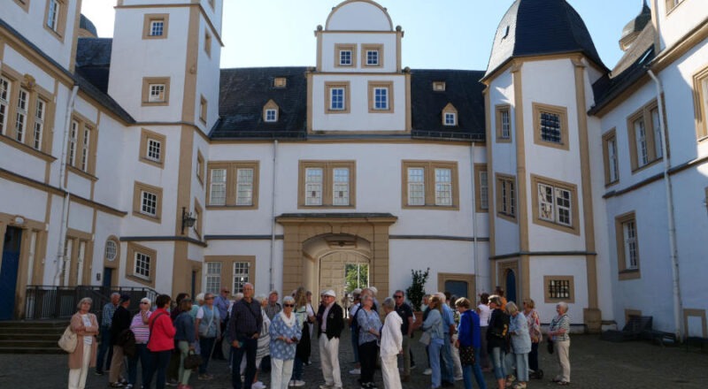 Die Reisegruppe des Heimatvereins Leopoldshöhe im Innenhof von Schloss Neuhaus. Foto: Martin Düsterberg