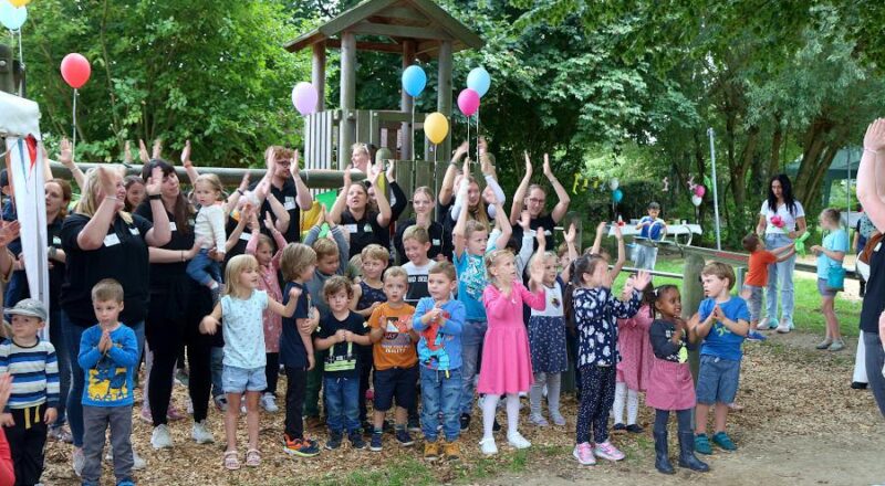 Mit einem Lied über Luftballons eröffneten die Kinder das Jubiläumsfest. Foto: Thomas Dohna