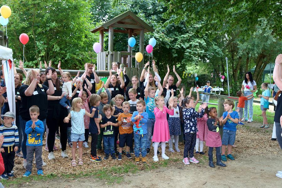 Mit einem Lied über Luftballons eröffneten die Kinder das Jubiläumsfest. Foto: Thomas Dohna