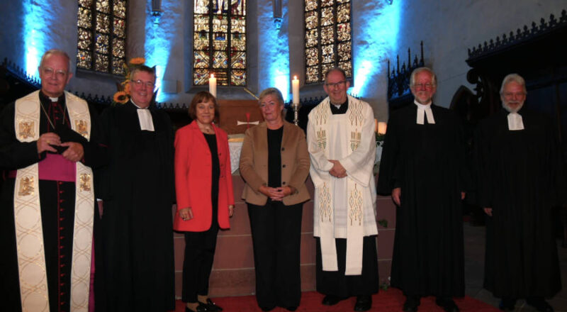 Ökumenischer Gottesdienst mit v.l. Weihbischof Matthias König, Landessuperintendent Dietmar Arends, Präses der Evangelischen Kirche von Westfalen und Vorsitzende des Rates der Evangelischen Kirche in Deutschland (EKD) Annette Kurschus, Friederike Miketic, Dechant Norbert Nacke, Pfarrer Frank Erichsmeier und Pfarrer Dietmar Leweke. Foto: Lippische Landeskirche