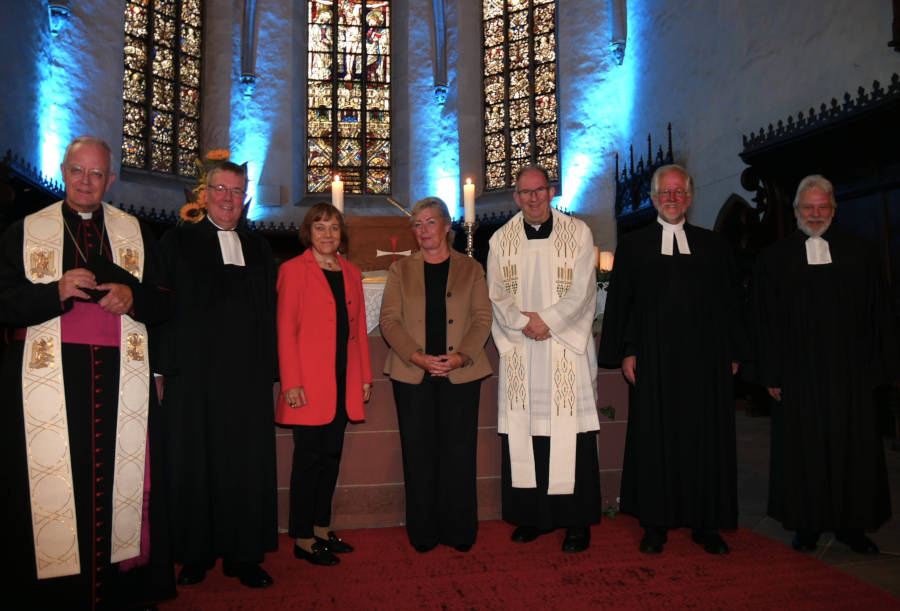 Ökumenischer Gottesdienst mit v.l. Weihbischof Matthias König, Landessuperintendent Dietmar Arends, Präses der Evangelischen Kirche von Westfalen und Vorsitzende des Rates der Evangelischen Kirche in Deutschland (EKD) Annette Kurschus, Friederike Miketic, Dechant Norbert Nacke, Pfarrer Frank Erichsmeier und Pfarrer Dietmar Leweke. Foto: Lippische Landeskirche