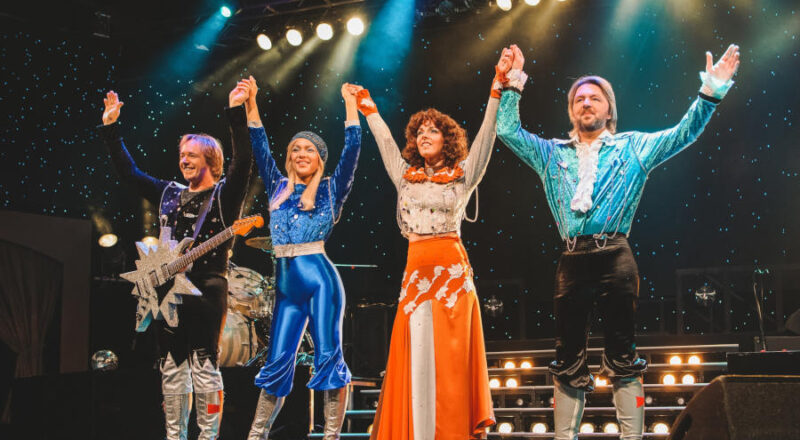 Die weltbesten Doppelgänger von Musikikonen wie ABBA betreten am Samstag die Bühne auf dem Detmolder Schlossplatz. FOTO: NOVA - Creative Productions