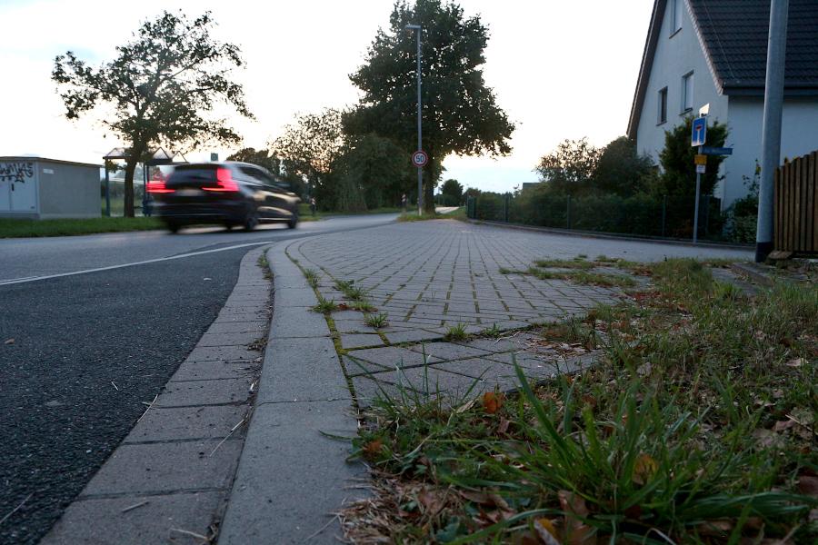 Um diese gepflasterte Fläche an der Straße Am Wellenholz in Bechterdissen ging es in einem Verfahren vor dem Verwaltungsgericht Minden. Die Baumaßnahme war eine der letzten in Leopoldshöhe, bei denen Anlieger Straßenausbaubeiträge zahlen müssen. Foto: Thomas Dohna