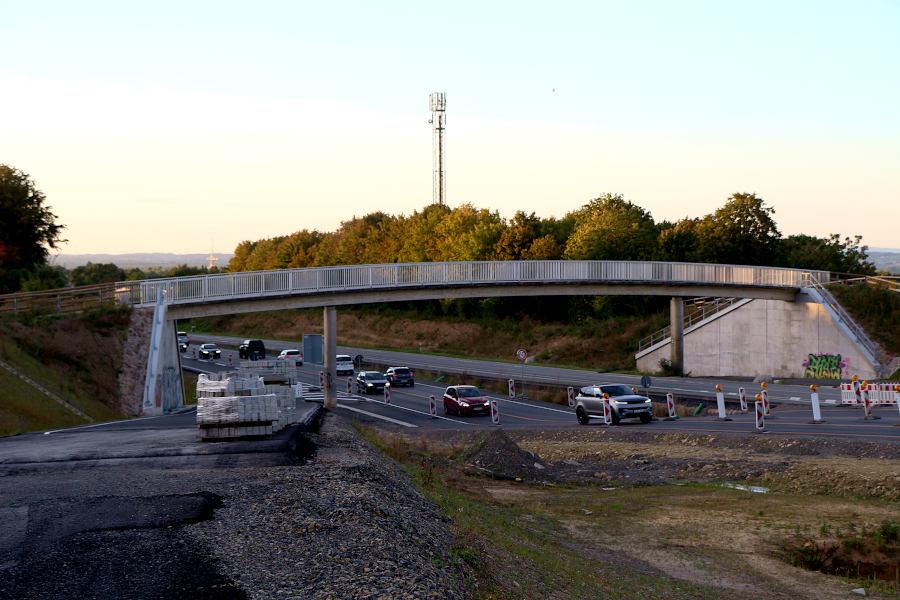 Der Verkehr läuft unter der Fußgängerbrücke auf der neuen Trasse. Foto: Thomas Dohna