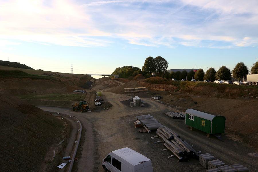 Die neue Trasse zwischen der Brücke für die Tunnelstraße und der Brücke für den Wirtschaftsweg wird noch als Lagerplatz genutzt. Foto: Thomas Dohna