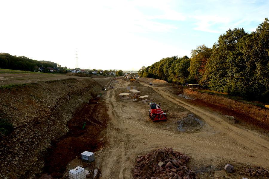 Die Trasse zwischen der Brücke zum Freesenberg und der Detmolder Straße muss noch fertiggestellt werden. Foto: Thomas Dohna