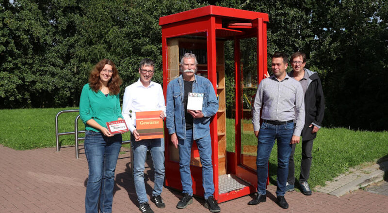 Die renovierte Bücherzelle wurde am neuen Standort B-vier von Quartiersmanagerin Anna-Lena Bargfrede, Bürgermeister Martin Hoffmann, Dirk Czychun und Ron Splittgerber (beide Bürgerstiftung) sowie Michael Kriszan (von links) in Betrieb genommen. Foto: Edeltraud Dombert