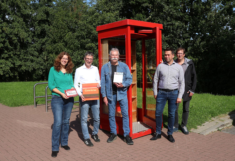 Die renovierte Bücherzelle wurde am neuen Standort B-vier von Quartiersmanagerin Anna-Lena Bargfrede, Bürgermeister Martin Hoffmann, Dirk Czychun und Ron Splittgerber (beide Bürgerstiftung) sowie Michael Kriszan (von links) in Betrieb genommen. Foto: Edeltraud Dombert