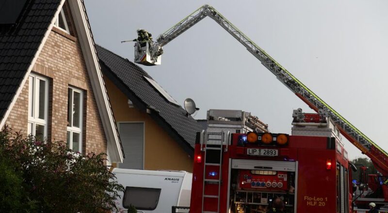 Mit Hilfe einer Drehleiter erreichen Einsatzkräfte das Dach des Hauses. Foto: Edeltraud Dombert