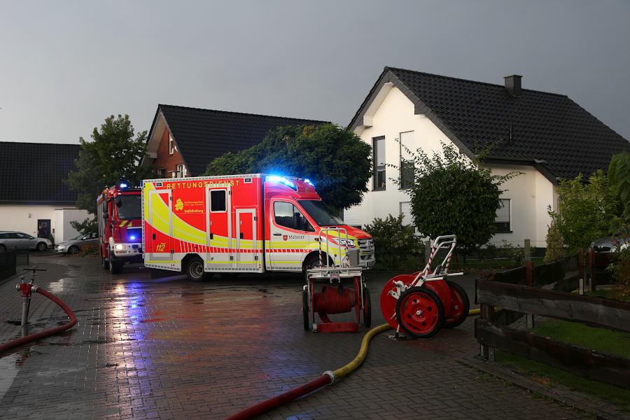 Neben den Kräften der Feuerwehren Leopoldshöhe und Oerlinghausen war auch der Rettungsdienst der Kreises Lippe im Einsatz. Foto: Edeltraud Dombert