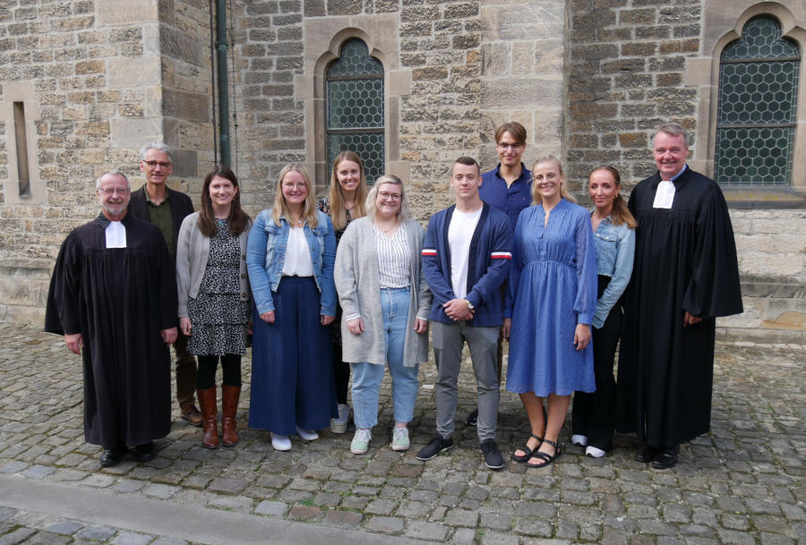 Vokationsgottesdienst mit Pfarrer Dirk Gerstendorf, Kirchenrat Thomas Warnke, Katharina Kemper (Detmold), Sandra Großecappenberg (Blomberg), Lisa Nienhaus (Lage), Jasna Plate (Horn-Bad Meinberg), Justin Ulmer (Lage), Jens Wolfgang Matthes (Halle), Marina Prinzler (Paderborn), Vera Graf (Lemgo), Landespfarrer Andreas Mattke (von links). Foto: Lippische Landeskirche