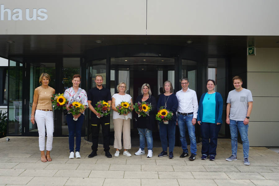 Kerstin Tappe, Stefanie Becker, Harri Siemens, Heike Holzapfel, Tanja Holste, Cordula Franke, Bürgermeister Martin Hoffmann, Personalratsvorsitzende Britta Heukeroth und Teamleitung Personal Dennis Warkentin (von links). Foto: Gemeinde Leopoldshöhe