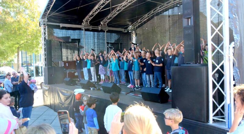 Der Chor der Grundschule Asemissen leitet das Fest mit einem Lied ein. Foto: Thomas Dohna