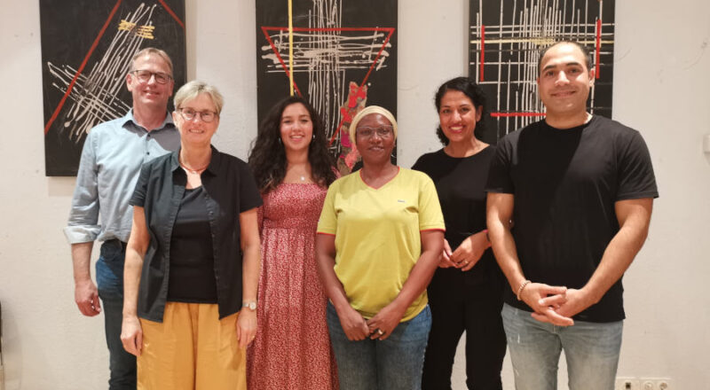 Marktplatzgespräch mit: Dieter Bökemeier, Sabine Hartmann (beide Lippische Landeskirche), Aylin Sayin (Theologiestudentin), Faraja Mwakapeje (Lippische Landeskirche), Sarah Vecera (Vereinte Evangelische Mission) und Mohsen Amininia (Internationaler Bibelkreis der Lippischen Landeskirche). Foto: Lippische Landeskirche