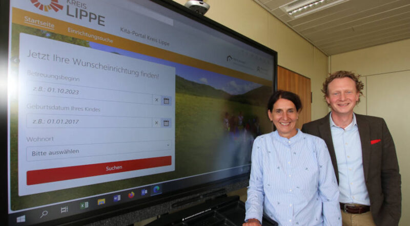 Ulrike Glathe, Leiterin des Fachbereichs Jugend und Familie, sowie Dr. Olaf Peterschröder, Verwaltungsvorstand beim Kreis Lippe, freuen sich über den Start des Kita-Online-Planers. FOTO: KREIS LIPPE