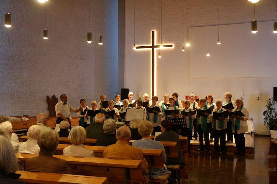 Die LeoAmseln unter der Leitung von Wolfgang Glauer gaben in der evangelisch-reformierten Kirche zu Bechterdissen ein Abendsingen. Foto: Edeltraud Dombert