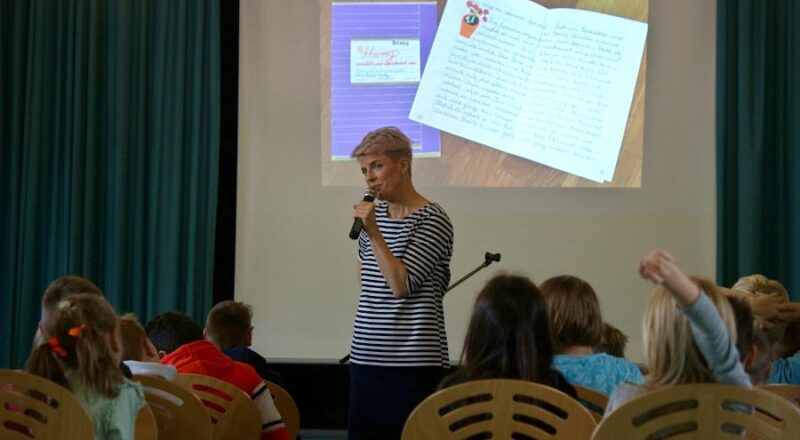 Die Autorin Stephanie Schneider war in der Grundschule Asemissen zu Gast. Foto: Thomas Dohna