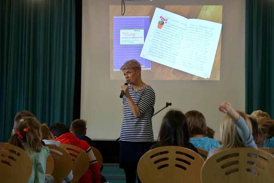 Die Autorin Stephanie Schneider war in der Grundschule Asemissen zu Gast. Foto: Thomas Dohna