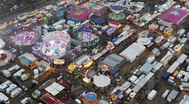 Die Fahrgeschäfte, Buden, Stände und Zelte bieten auf dem Wilbasen-Gelände eine bunte Kulisse und locken viele Besucherinnen und Besucher an. (FOTO: KREIS LIPPE)